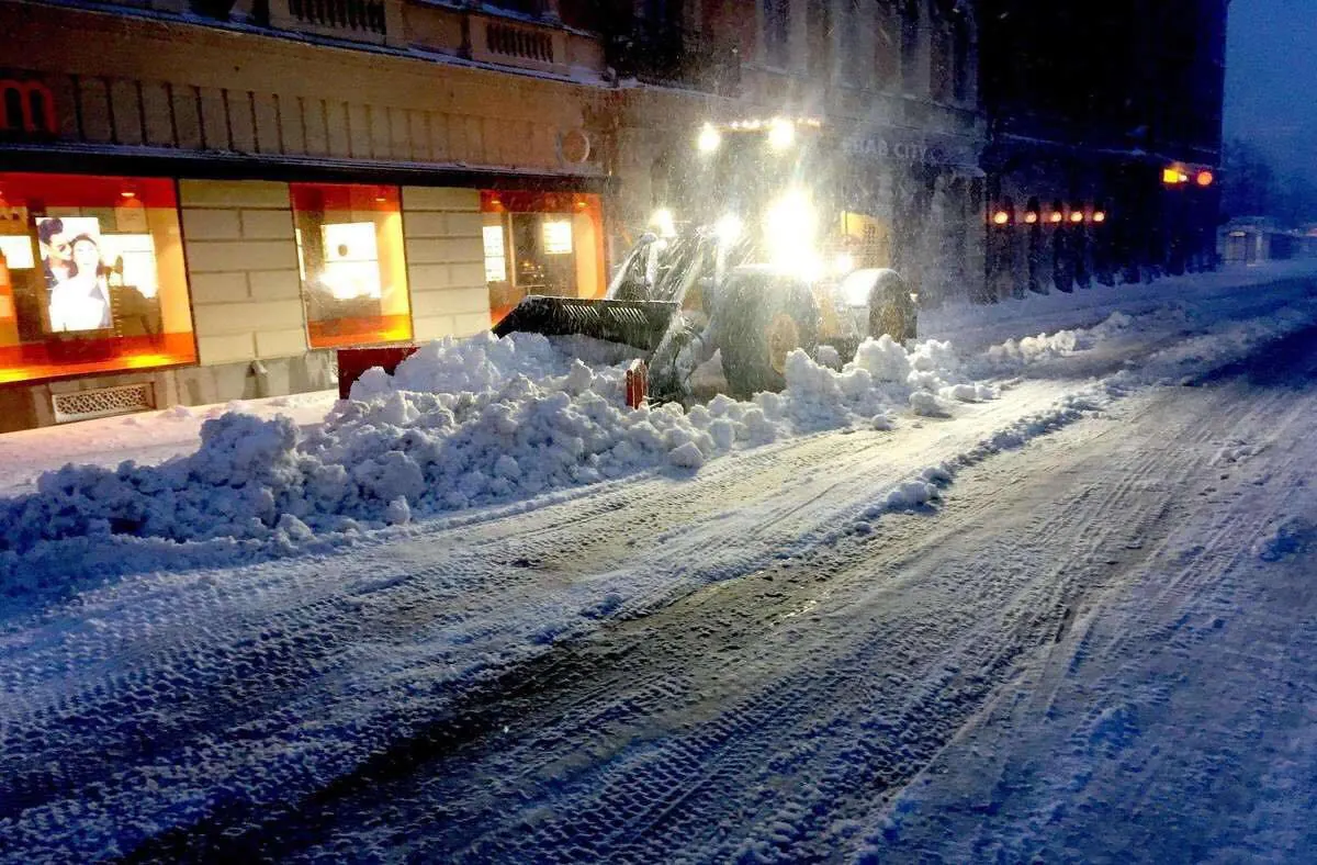 Snöröjning i Sundsvall en vinterkväll